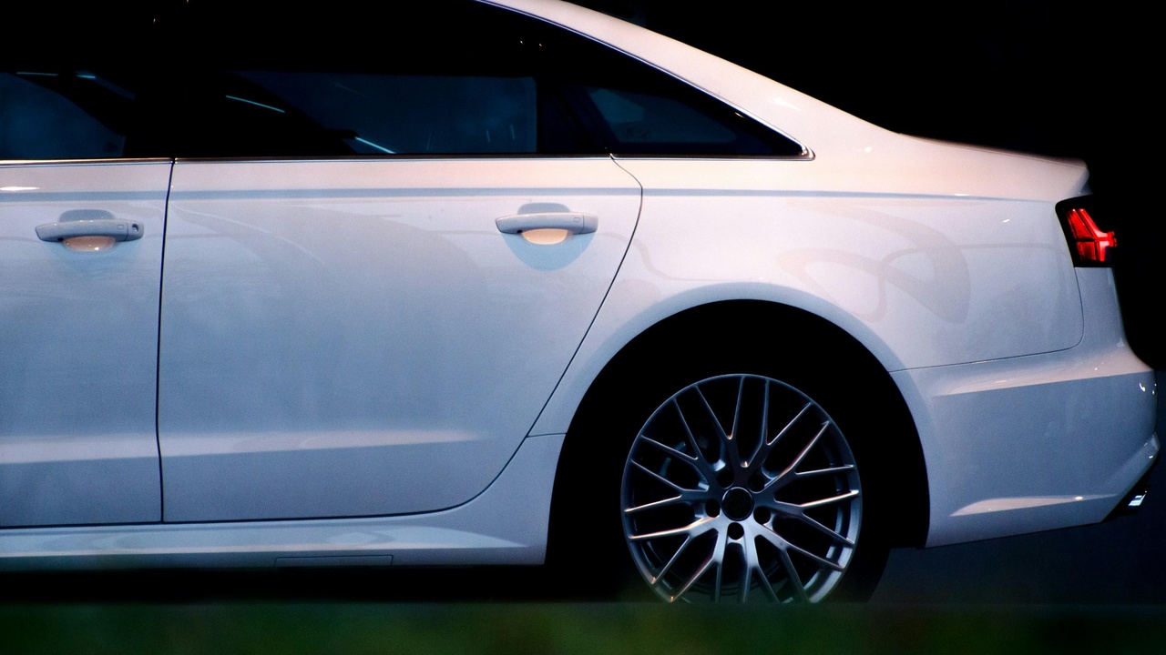 Gloss comparison between ceramic coating and paint protection film