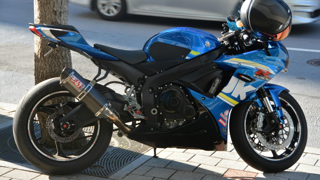 2010 superbikes on track, including BMW S1000RR and Yamaha R1