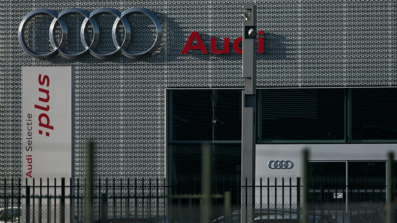 Audi A4 engine bay and A3 dashboard, timing chain tensioner components