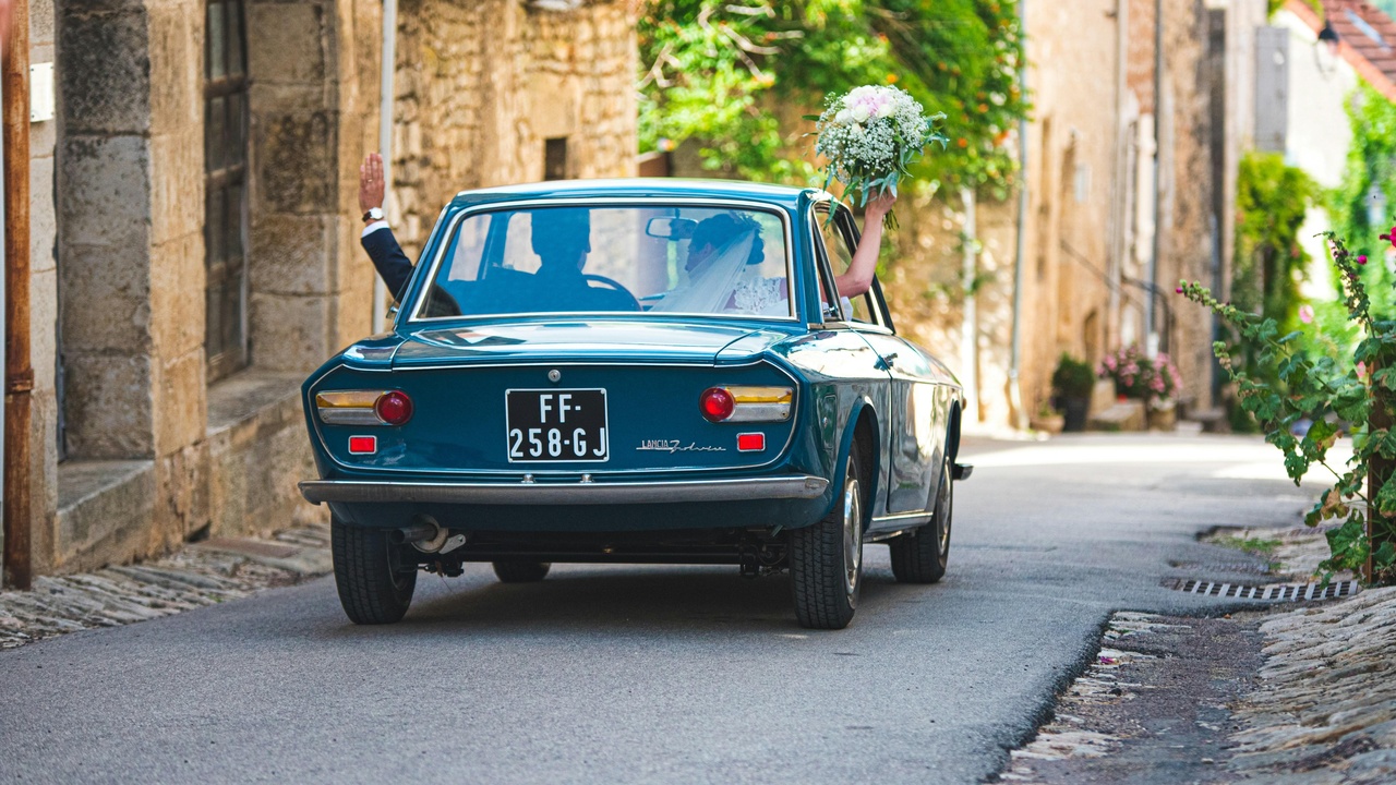Citroën H Van parked as a market stall with people around