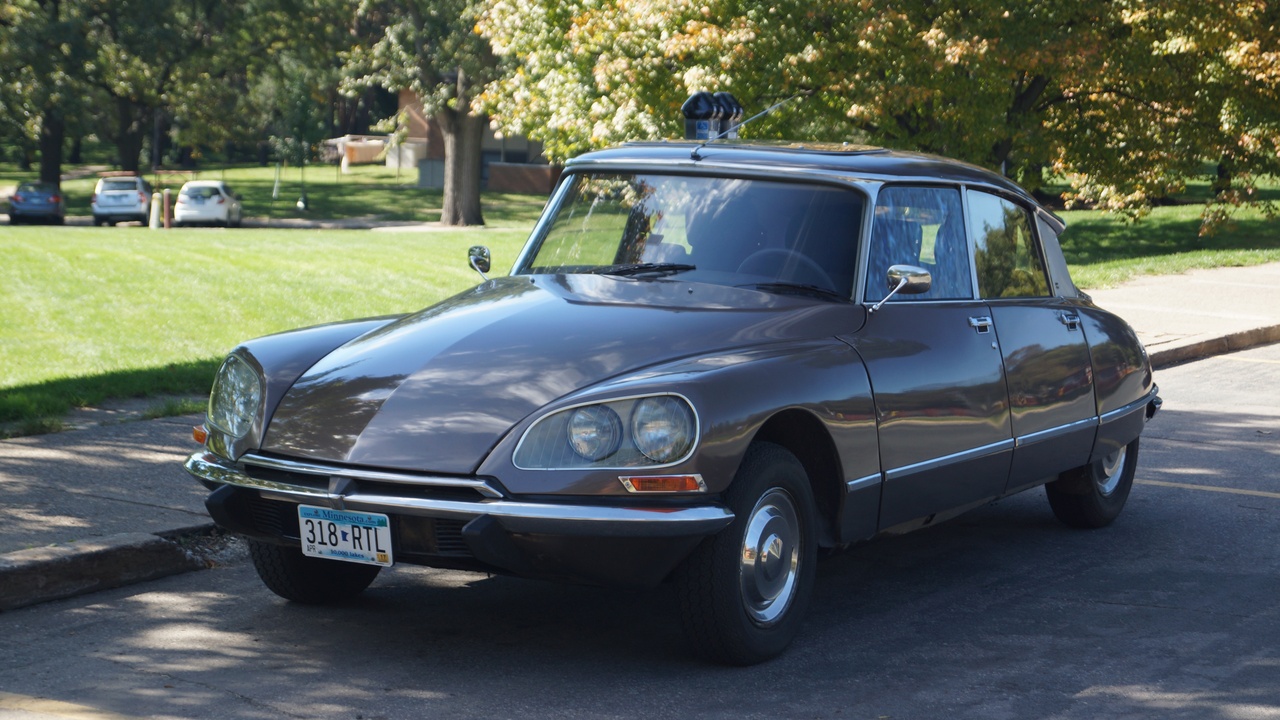 Citroën DS hydropneumatic suspension on display at a motor show