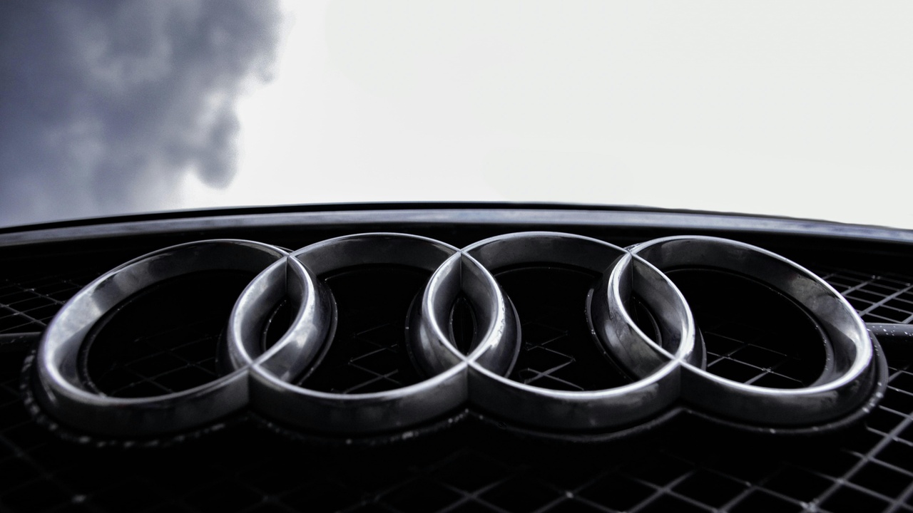 Audi Q5 engine bay and Q7 with air suspension components in workshop