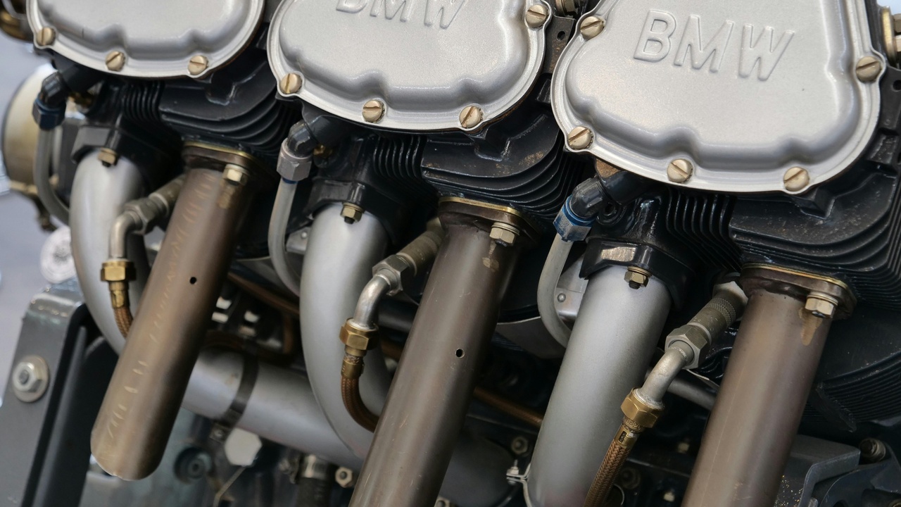 Longitudinal engine bay showing inline-six placement versus compact V6 layout