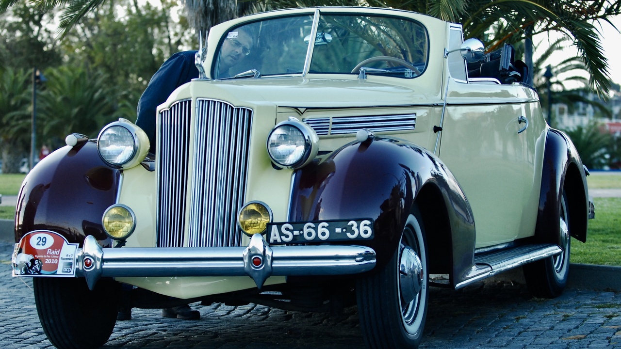 Inline-six engine showing straight crankshaft and smooth operation