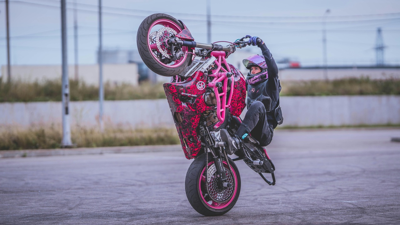 Motorcycle cornering showing balanced handling and rider confidence