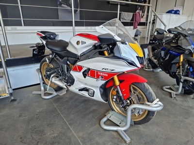 YZF-R7