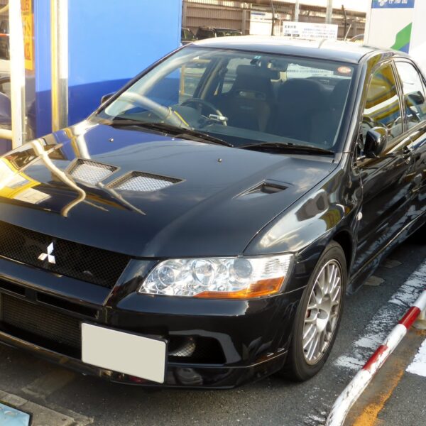 Black Mitsubishi Lancer Evolution VII front view