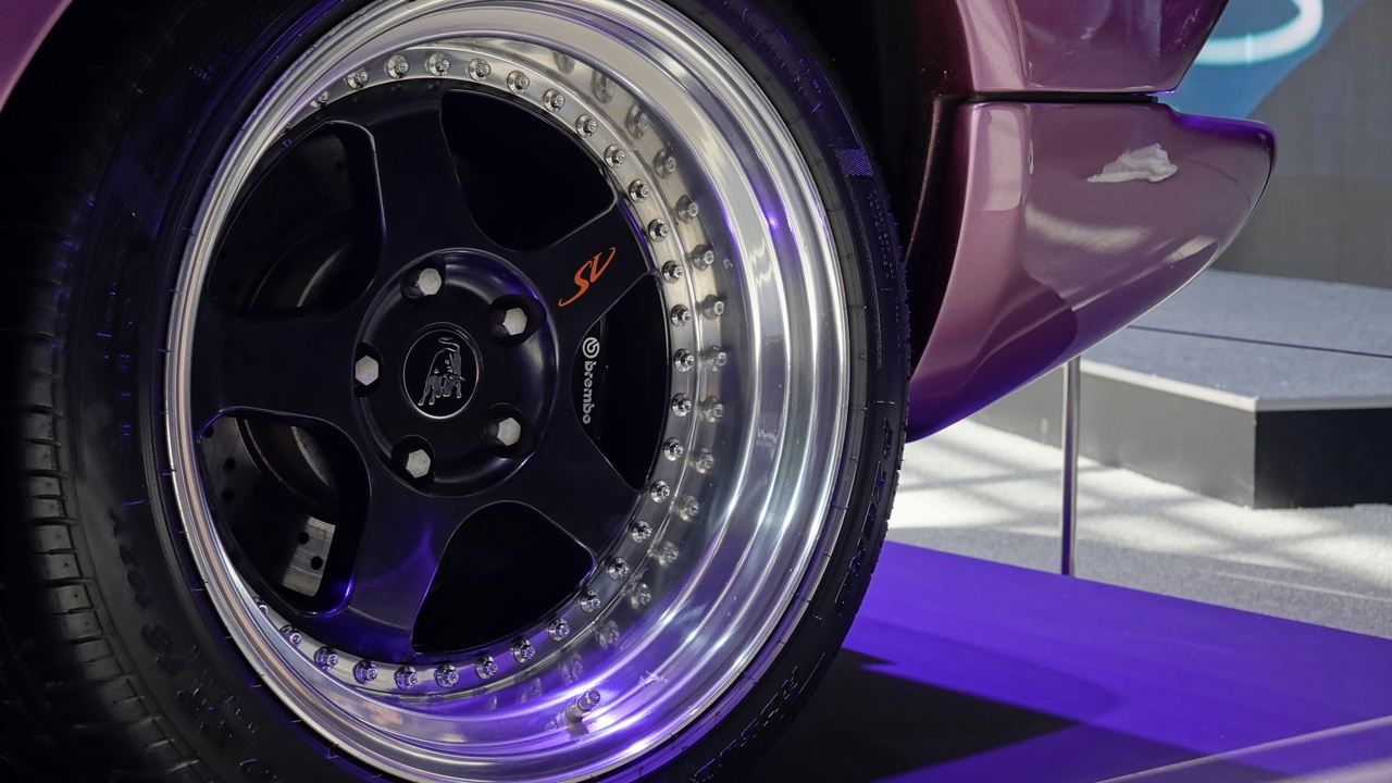 Matte black 18-inch alloy wheels on a sedan showing spoke detail and low-profile tires, demonstrating visual impact and fitment